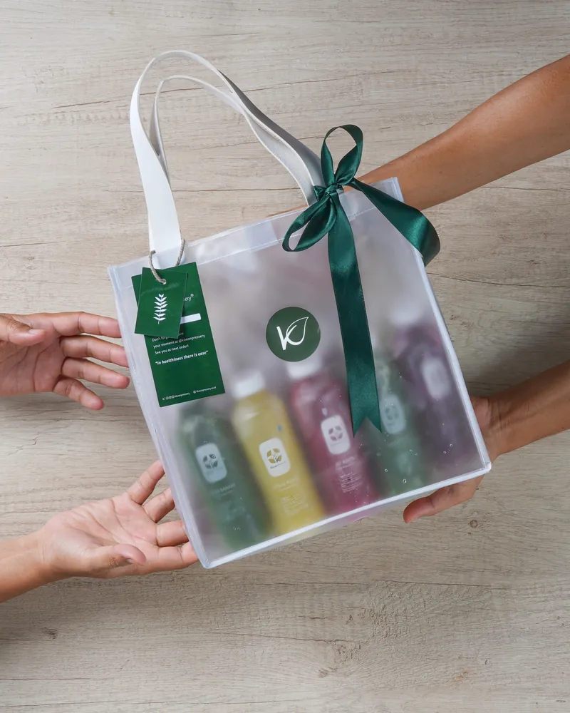 Hampers Kboon berpita hijau diserahkan dari tangan ke tangan