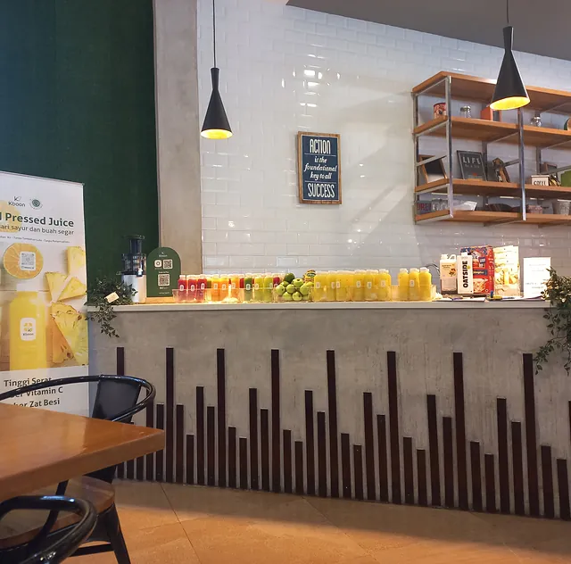 Meja Kboon penuh jus warna-warni di sebuah acara kantor