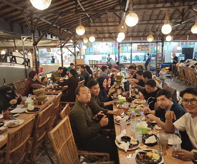 Tim Kboon makan malam bersama saat gathering