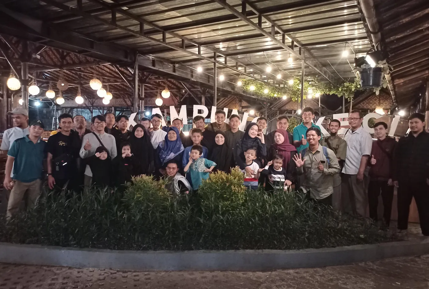 Keluarga besar tim Kboon berfoto bersama di acara kebersamaan